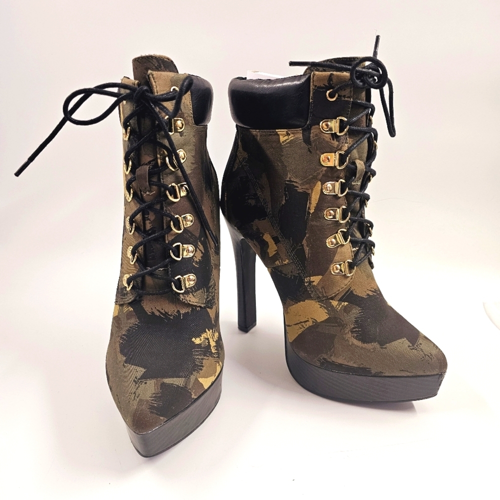 Shoe Dazzle 8.5 E  5.5" heel Jacelyn Camo Lace-up Ankle Platform Statement Boots